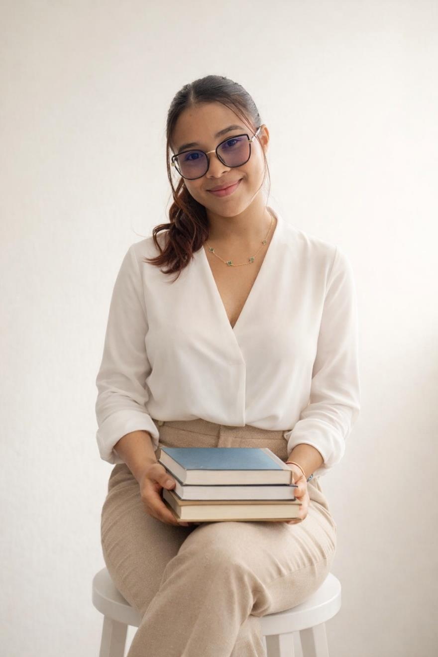 Retrato de Nicole Pérez con libros